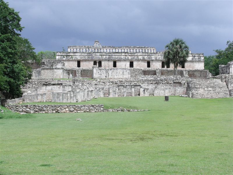 Kabah (Yucatán) Fasade von Codz Poop mit den Masken